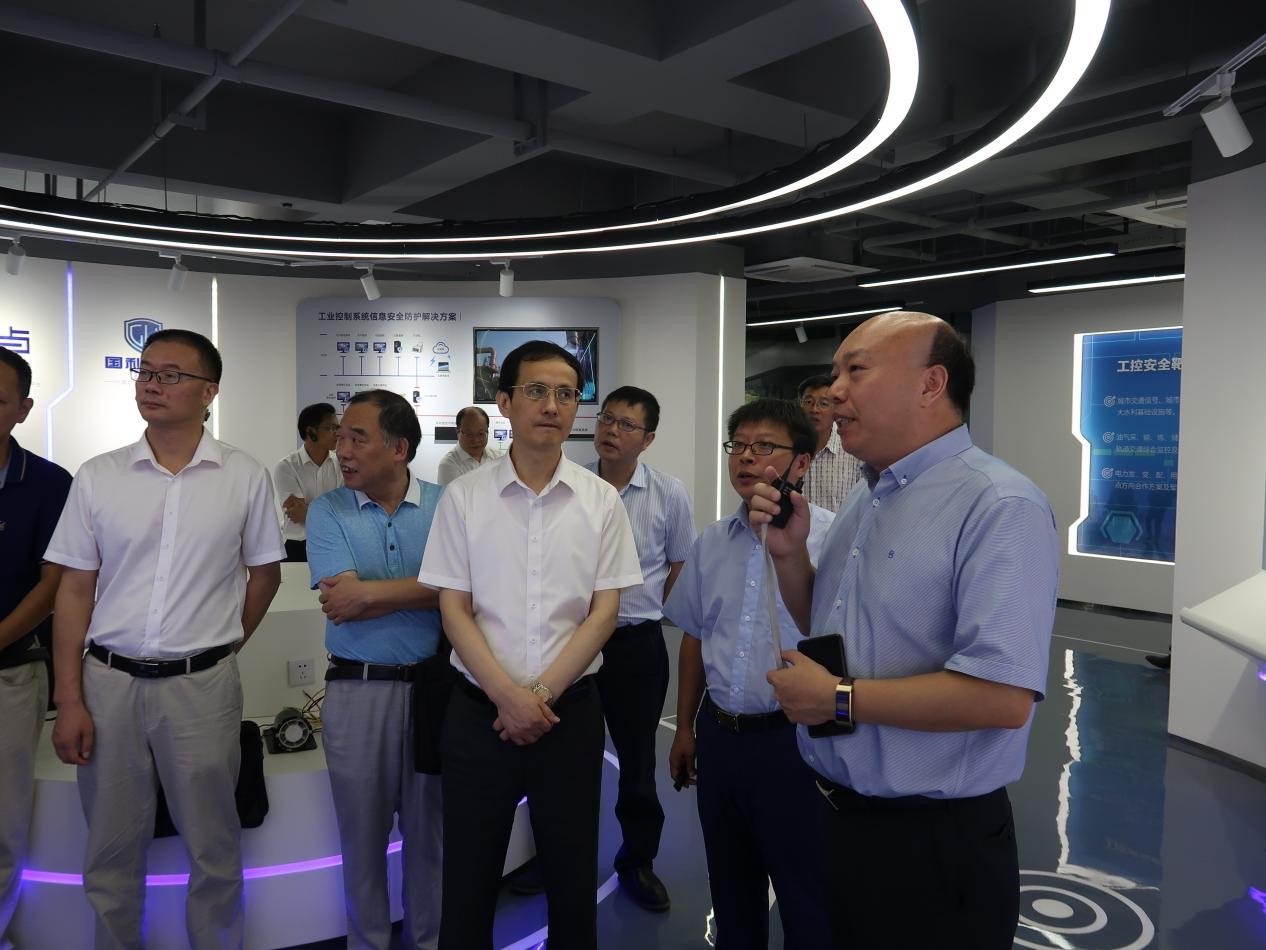 经信局局长考察2.jpg